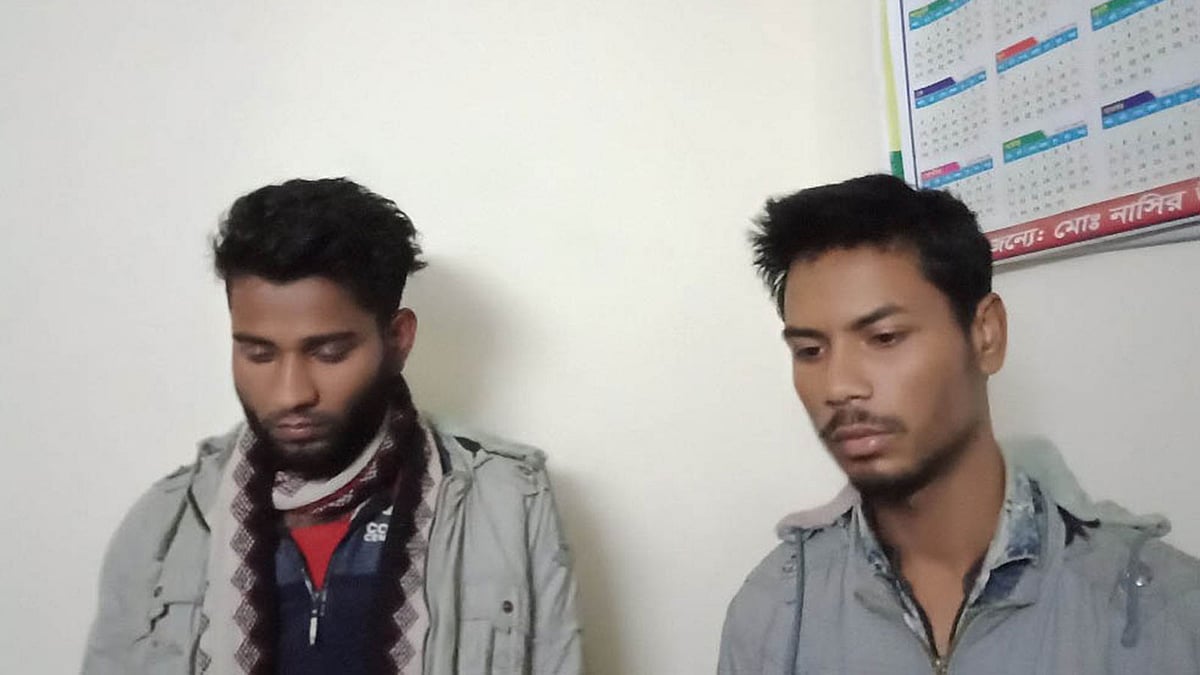 রাজশাহীর বাগমারা থেকে গ্রেপ্তার রানা হোসেন ও মইনুল ইসলাম। ছবি: প্রথম আলো
