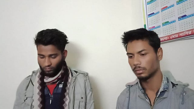 রাজশাহীর বাগমারা থেকে গ্রেপ্তার রানা হোসেন ও মইনুল ইসলাম। ছবি: প্রথম আলো