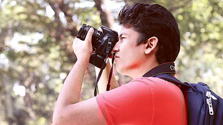 যারা ফটোগ্রাফি ভালোবাসেন, চাইলে এই বিষয়েই পড়ালেখা করতে পারেন। মডেল: গালিব