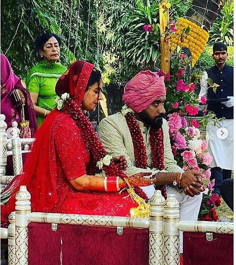 বিয়ের আসরে মোনা সিং ও শ্যাম রাজগোপালান। ছবি: ইনস্টাগ্রাম থেকে নেওয়া