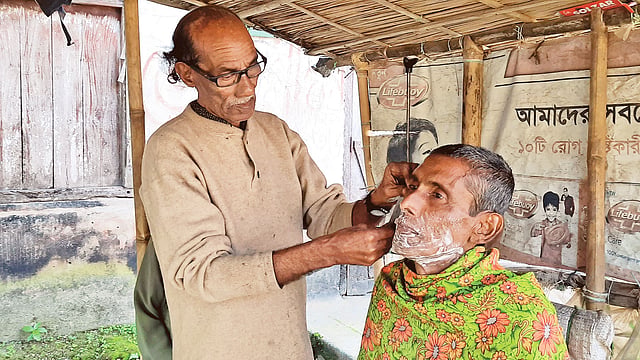 সেলুনে কাজ করছেন দিনেশ চন্দ্র। প্রথম আলো