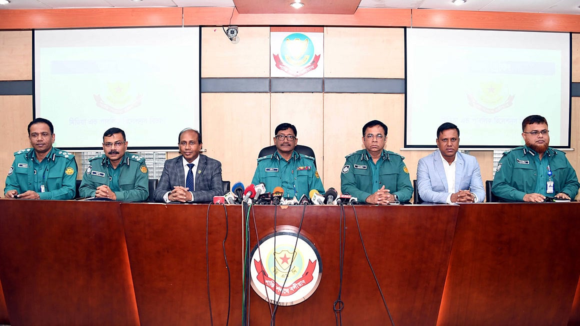 ডিএমপির মিডিয়া সেন্টারে সংবাদ ব্রিফিংয়ে কমিশনার মোহা. শফিকুল ইসলামসহ ঊর্ধ্বতন কর্মকর্তারা। ছবি: ডিএমপি নিউজ