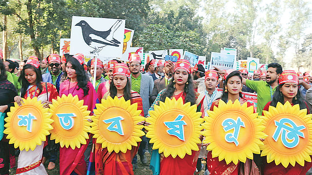 বাংলাদেশ অপার সম্ভাবনার দেশ। গত এক দশকে বাংলাদেশের অর্থনৈতিক অগ্রগতির চিত্র সে বিষয়টিই বারবার জানান দিয়েছে। এ ক্ষেত্রে সার্বিক টেলিযোগাযোগ অবকাঠামো একটি বড় ভূমিকা রেখে চলেছে। এই একটি খাতই বর্তমানে দেশের মোট দেশজ উৎপাদনে (জিডিপি) ৮ শতাংশ অবদান রাখছে। আমাদের প্রতি ১০০ টাকা আয়ের ৫৩ টাকাই সরকারি কোষাগারে জমা হয়।   অব্যাহত বিনিয়োগের মাধ্যমে দেশব্যাপী যে অবকাঠামো আমরা তৈরি করেছি, সেটি এখন ডিজিটাল বাংলাদেশের মূল ভিত্তি হিসেবে কাজ করছে। তবে নিয়ন্ত্রক সংস্থার দূরদর্শিতার অভাব এবং শুধু রাজস্ব আয় বৃদ্ধির সংকীর্ণ চিন্তা ডিজিটাল বাংলাদেশ নির্মাণের অগ্রগতিকে কিছুটা হলেও বাধাগ্রস্ত করেছে।