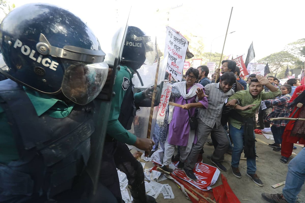 বাম গণতান্ত্রিক জোটের কালো পতাকা মিছিলে পুলিশের বাধা। মৎস্য ভবন মোড়, ঢাকা, ৩০ ডিসেম্বর। ছবি: শুভ্র কান্তি দাশ