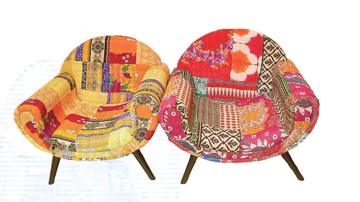 পুরোনো রঙিন কাপড়ে তৈরি চেয়ারের কভার। উপকরণের পুনর্বব্যহারের চল এবার ছিল আসবাবপত্রে। ছবি: নকশা