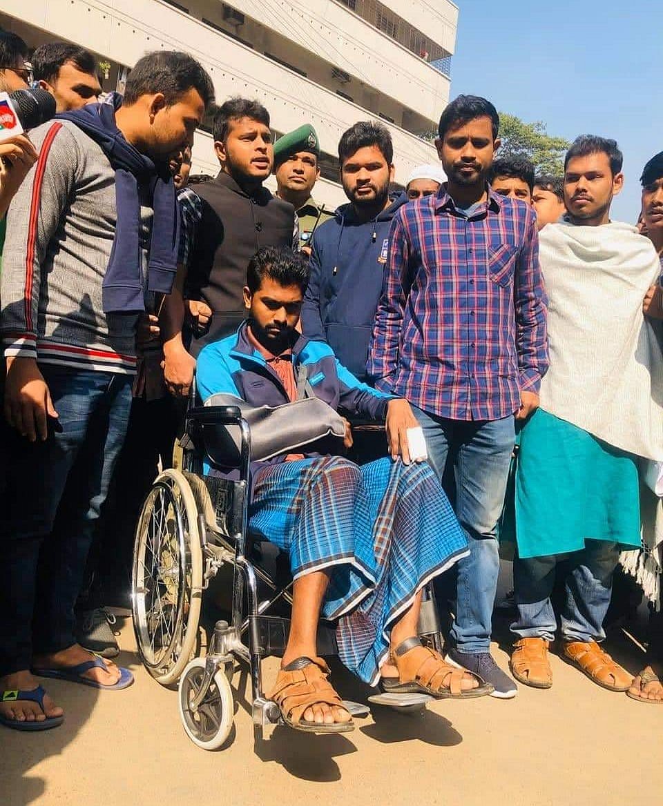 হাসপাতাল ছেড়ে যাওয়ার আগে সাংবাদিকদের সঙ্গে কথা বলেন ডাকসু ভিপি নুরুল হক। ছবি: প্রথম আলো