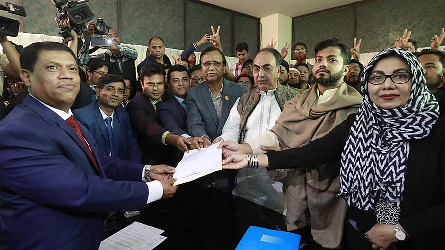 ঢাকা দক্ষিণ সিটি করপোরেশন নির্বাচনের রিটার্নিং কর্মকর্তার হাতে মনোনয়নপত্র জমা দেন বিএনপির মেয়র প্রার্থী ইশরাক হোসেন। গোপীবাগ, ঢাকা, ৩১ ডিসেম্বর। ছবি: শুভ্র কান্তি দাশ
