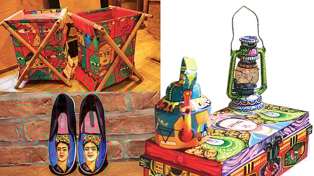রিকশা ছেড়ে রিকশাচিত্রের যাত্রা এখন ঘর সাজানোর উপকরণ, এমনকি জুতাতেও