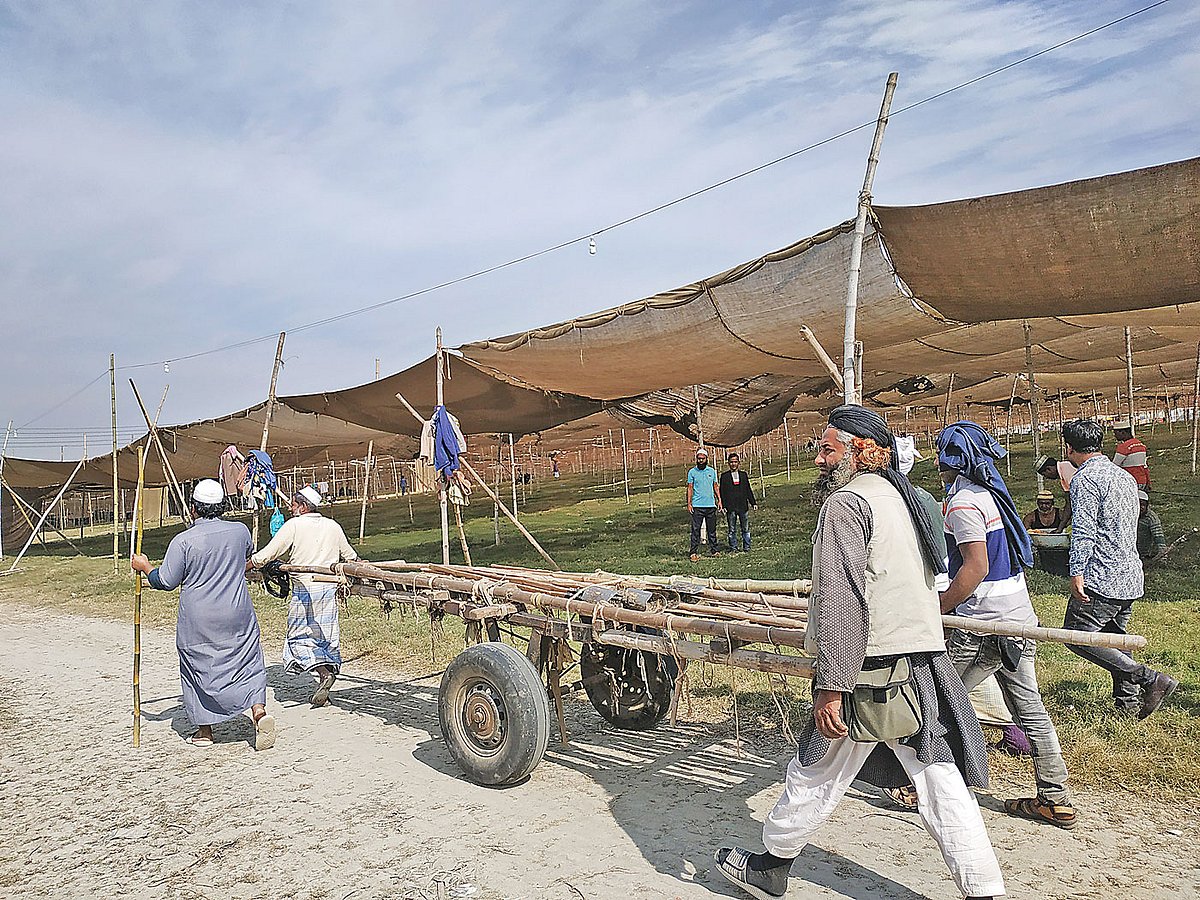 ১০ জানুয়ারি অনুষ্ঠিত হবে বিশ্ব ইজতেমার প্রথম পর্ব। এ উপলক্ষে স্বেচ্ছাশ্রমে চলছে মাঠ প্রস্তুতির কাজ। গতকাল সকালে টঙ্গীর তুরাগ নদের পাড়ে ইজতেমা মাঠে। ছবি: প্রথম আলো