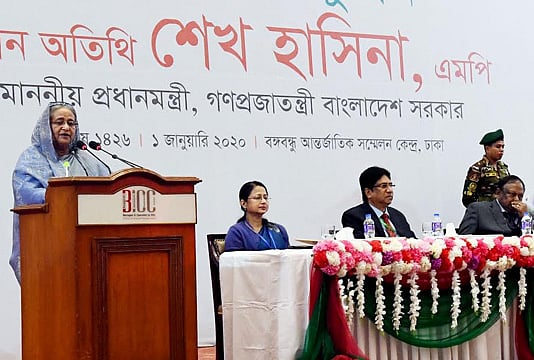 প্রধানমন্ত্রী শেখ হাসিনা আজ সকালে রাজধানীর বঙ্গবন্ধু আন্তর্জাতিক সম্মেলন কেন্দ্রে মাসব্যাপী ২৫তম ঢাকা আন্তর্জাতিক বাণিজ্য মেলা ২০২০-এর উদ্বোধনী অনুষ্ঠানে প্রধান অতিথি হিসেবে ভাষণ দেন। ছবি: বাসস