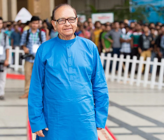২০১৬ সালে স্বাধীনতা পুরস্কার লাভ করেন সৈয়দ হাসান ইমাম। এই ছবিটি মেরিল–প্রথম আলোর রেড কার্পেটে তোলা। ছবি: প্রথম আলো
