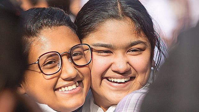 জেএসসিতে প্রত্যাশিত ফল জিপিএ-৫ পেয়ে দুই বান্ধবীর উল্লাস। গতকাল রাজধানীর মতিঝিল আইডিয়াল স্কুল অ্যান্ড কলেজে।  প্রথম আলো