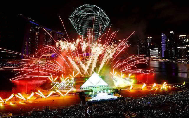 সিঙ্গাপুরে জমকালো আতশবাজি। ছবি: রয়টার্স