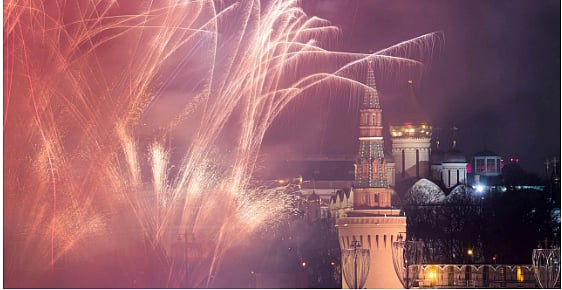 মস্কোয় বর্ণিল আতশবাজিতে নববর্ষ উদ্‌যাপন। ছবি: রয়টার্স