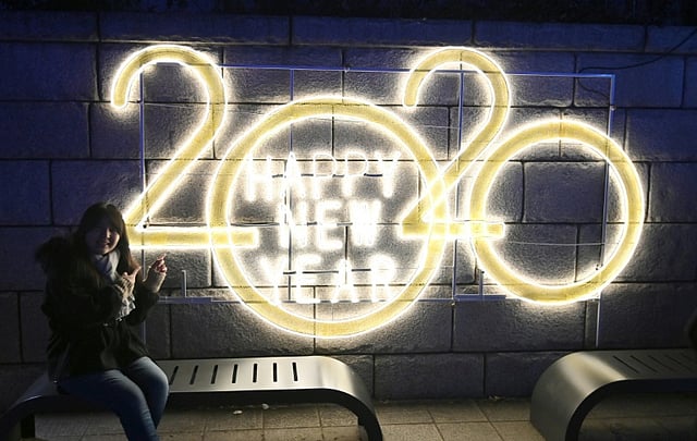 দক্ষিণ কোরিয়ায় আলোকসজ্জায় ২০২০ সালকে স্বাগত জানানো হয়। ছবি: এএফপি