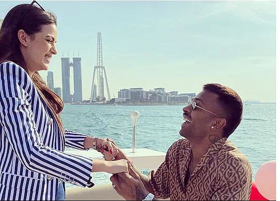 দুবাইয়ে স্পিডবোটে নাতাশা স্তানকোভিচের সামনে হাঁটু গেড়ে বসে বিয়ের প্রস্তাব দেন হার্দিক পান্ডিয়া। ছবি: ইনস্টাগ্রাম থেকে নেওয়া