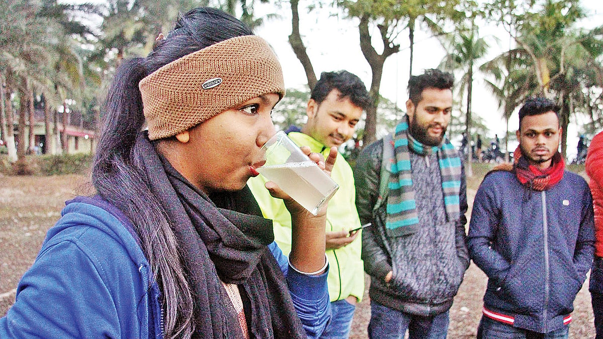 খেজুরগাছের নিচেই চলছে রস কেনাবেচা ও রস আস্বাদন। গতকাল ভোরে সিলেট-সুনামগঞ্জ সড়কের জাঙ্গাইল এলাকায়। ছবি: প্রথম আলো