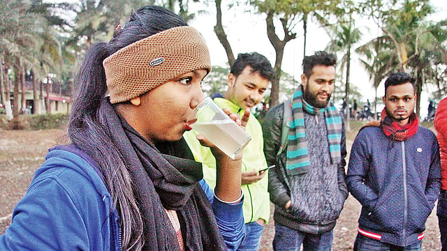খেজুরগাছের নিচেই চলছে রস কেনাবেচা  ও রস আস্বাদন। গতকাল ভোরে  সিলেট-সুনামগঞ্জ সড়কের জাঙ্গাইল এলাকায়।  ছবি: প্রথম আলো