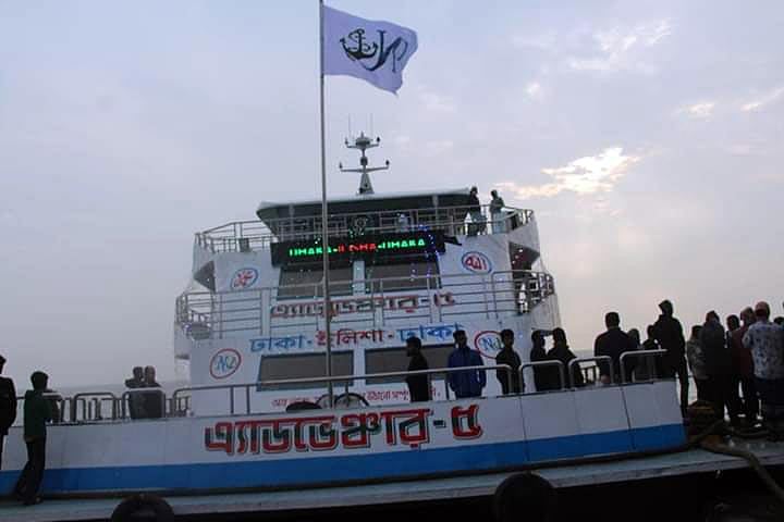 অ্যাডভেঞ্চার-৫। ভোলা-ঢাকা নৌপথে দিনের বেলা চালু হলো হলো আরেকটি লঞ্চ। ছবি: প্রথম আলো