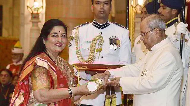 ২০১৭ সালে অনুরাধা পাড়োয়ালকে পদ্মশ্রী সম্মানে ভূষিত করা হয়। ছবি: সংগৃহীত