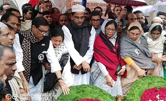সৈয়দ আশরাফুল ইসলামের প্রথম মৃত্যুবার্ষিকীতে রাজধানীর বনানীতে তাঁর কবরে আওয়ামী লীগের পক্ষ থেকে শ্রদ্ধা জানানো হয়। ছবি: বাসস
