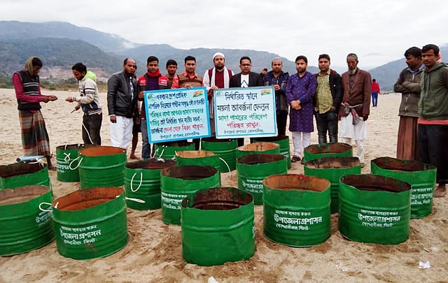 ‘সাদা পাথর’ পর্যটন এলাকায় আবর্জনা ফেলতে ৩০টি স্থান নির্ধারণ করেছে উপজেলা প্রশাসন। এসব স্থানে দেওয়া হয়েছে ডাস্টবিন। কোম্পানীগঞ্জ, সিলেট, ৩ জানুয়ারি। ছবি: প্রথম আলো