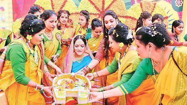 ইনডিপেনডেন্ট অ্যাপারেলসের শ্রমিক-কর্মচারীরা তাঁদের মালিকের মেয়ের গায়েহলুদের অনুষ্ঠানে আনন্দে মেতেছিলেন। গত বৃহস্পতিবার চট্টগ্রামের নাসিরাবাদ এলাকায়।  ছবি: সংগৃহীত