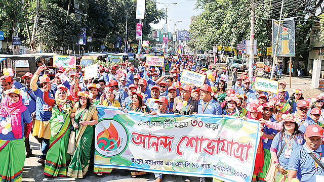 বিভিন্ন স্কুলের প্ল্যাকার্ড হাতে প্রাক্তন শিক্ষার্থীরা। গতকাল জিলা স্কুলের সামনে।  ছবি: প্রথম আলো