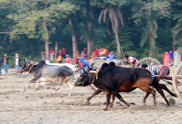 কার আগে কে যেতে পারে তারই চেষ্টা