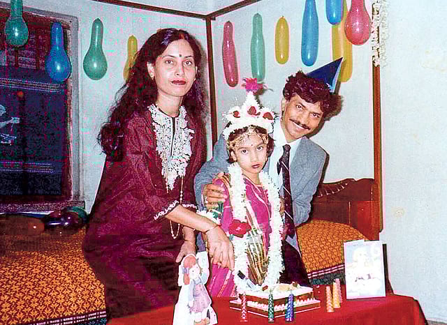 মা–বাবার সঙ্গে ছোটবেলায়