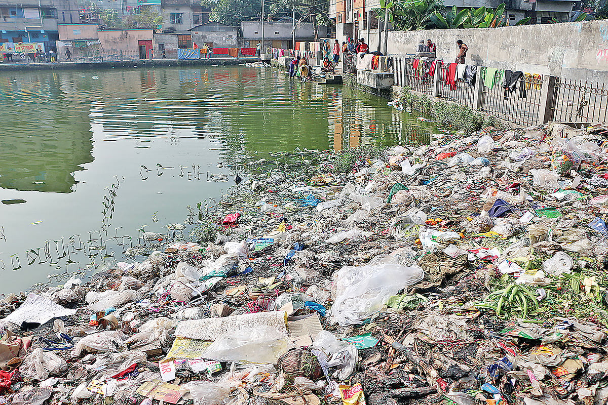 নারায়ণগঞ্জের দেওভোগের ভুঁইয়ারবাগ তালতলা পুকুরে ফেলা হয়েছে ময়লা-আবর্জনা। ২৭ ডিসেম্বর দুপুরে।  ছবি: দিনার মাহমুদ