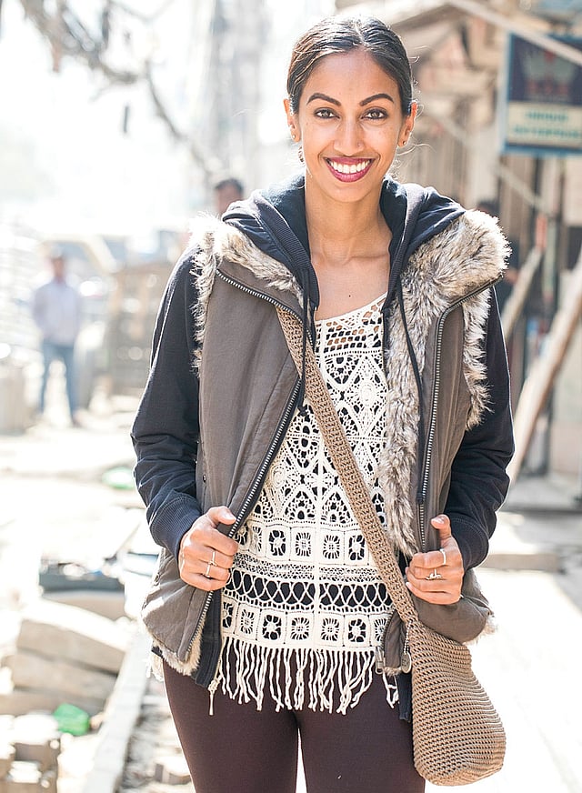 ঢাকার রিং রোডের ফুটপাতে মেলিসা। ছবি: খালেদ সরকার