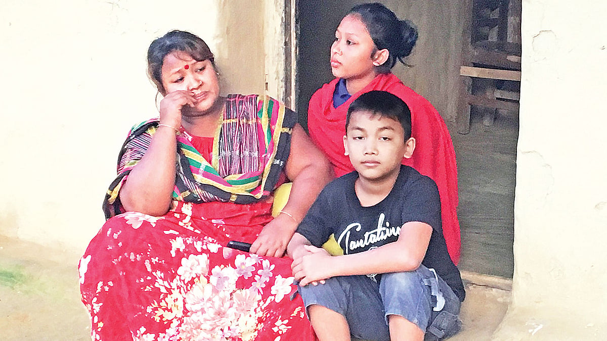 স্বামী নিখোঁজ, দুই ছেলেমেয়ে নিয়ে দুশ্চিন্তায় দিন কাটছে সান্ত্বনা ত্রিপুরার। সম্প্রতি সুরেশ হেডম্যানপাড়ায়। প্রথম আলো