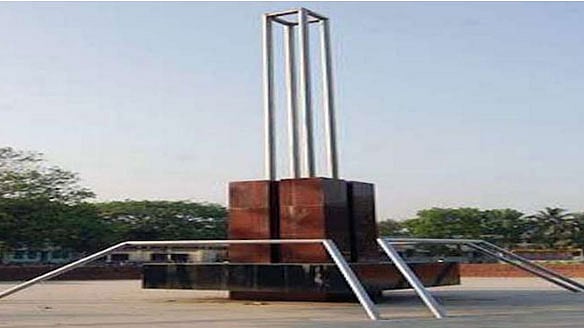 পাকিস্তানি সেনাবাহিনী ও তাদের এদেশীয় দোসর শান্তি কমিটি, রাজাকার, আলবদর ও আলশামস বাহিনীর সহযোগিতায় এ হত্যাকাণ্ড চলে। বধ্যভূমিতে অসংখ্য মাথার খুলি, হাড়গোড় ও চুল পাওয়া গেছে। ছবি: সংগৃহীত