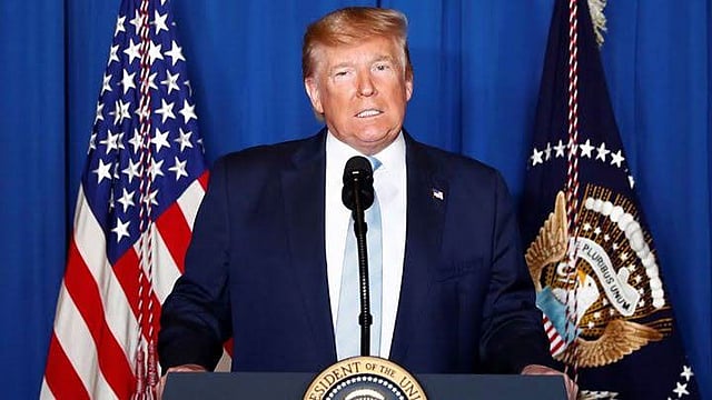 মার-আ-লাগো রিসোর্টে সংবাদ সম্মেলনে মার্কিন প্রেসিডেন্ট ডোনাল্ড ট্রাম্প। ছবি: বিবিসির সৌজন্যে