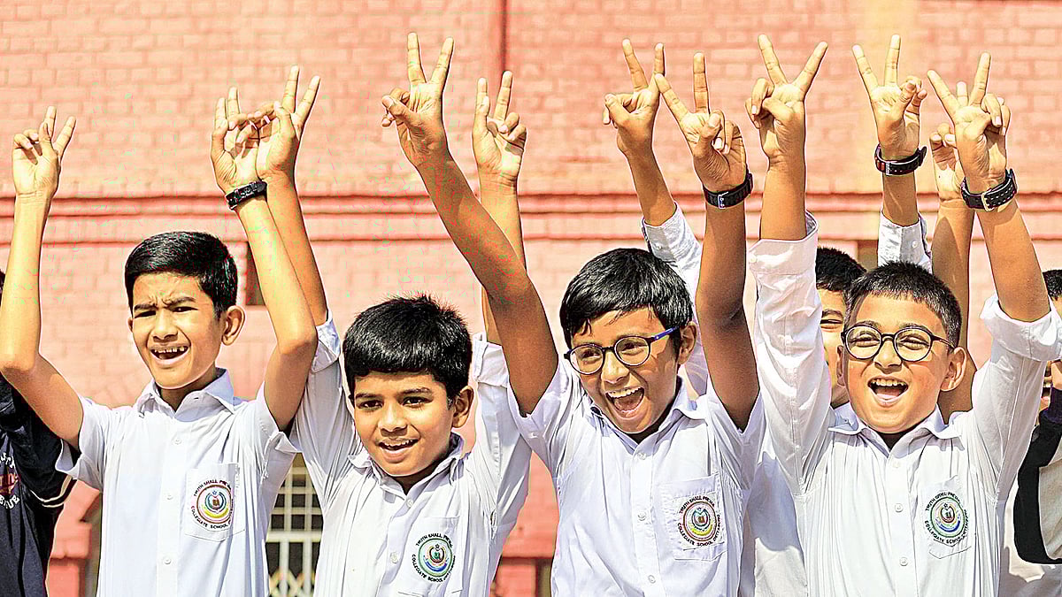 জিপিএ ৫ পেয়ে শহরের শিক্ষার্থীদের উচ্ছ্বাস থাকলেও পাসের হারে এগিয়ে গেছে গ্রামের বিদ্যালয়গুলো। গত মঙ্গলবার কলেজিয়েট স্কুলে। প্রথম আালো