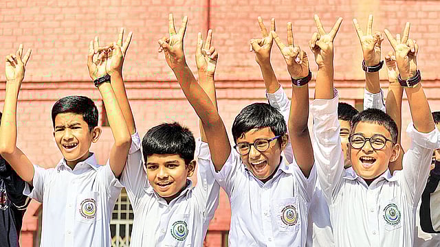 জিপিএ ৫ পেয়ে শহরের শিক্ষার্থীদের উচ্ছ্বাস থাকলেও পাসের হারে এগিয়ে গেছে গ্রামের বিদ্যালয়গুলো। গত মঙ্গলবার কলেজিয়েট স্কুলে।  প্রথম আালো