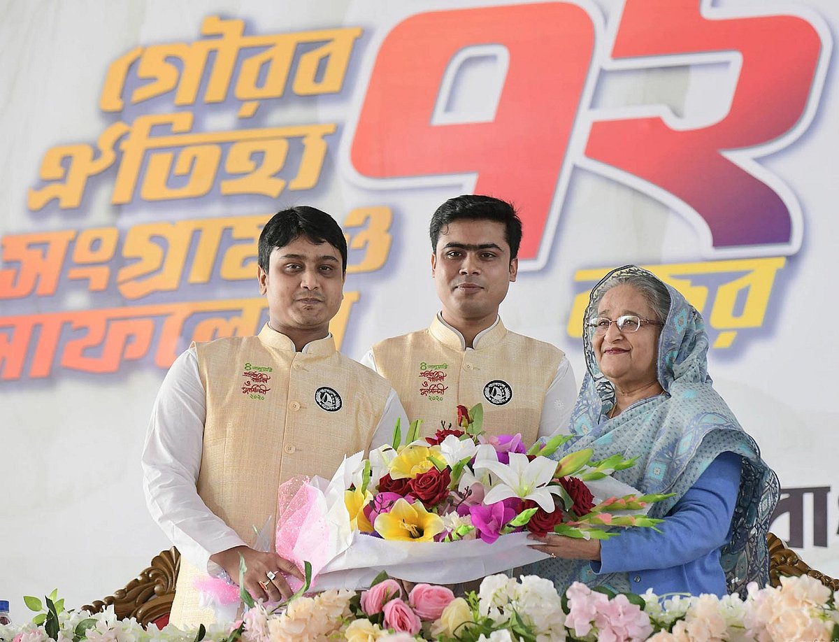 প্রধানমন্ত্রী শেখ হাসিনাকে ফুল দিয়ে শুভেচ্ছা জানান ছাত্রলীগের শীর্ষ দুই নেতা। আজ ছাত্রলীগের প্রতিষ্ঠাবার্ষিকী উপলক্ষে সোহরাওয়ার্দী উদ্যানে আয়োজিত অনুষ্ঠানে যোগ দেন প্রধানমন্ত্রী। ঢাকা, ০৪ ফেব্রুয়ারি। ছবি: ফোকাস বাংলা