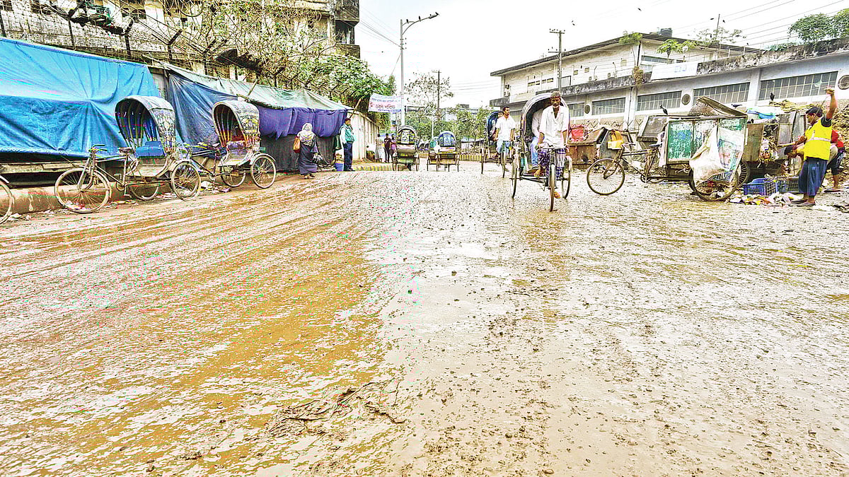 সামান্য বৃষ্টিতে কাদাপানিতে একাকার চট্টগ্রাম নগরের স্ট্যান্ড রোড। গতকাল বিকেল সাড়ে চারটায়।  সৌরভ দাশ