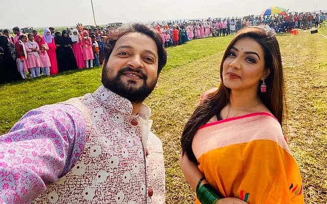 শুটিং স্পটে মাহির সঙ্গে সাইমনের সেলফি। ছবি: ফেসবুক থেকে
