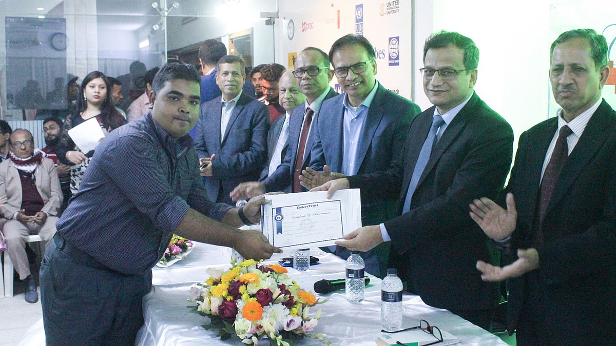 তথ্যপ্রযুক্তি বিষয়ে প্রশিক্ষণ শেসে শিক্ষার্থীদের সনদপত্র তুলে দেওয়া হয়। ছবি: কোডারসট্রাস্টের সৌজন্যে