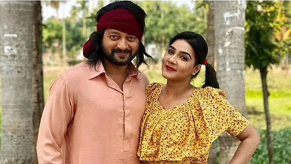 চিত্রনায়িকা মাহিকে নিয়ে ‘আনন্দ অশ্রু’ চলচ্চিত্রের শেষ গানের শুটিং করছেন সাইমন। ছবি: ফেসবুক থেকে