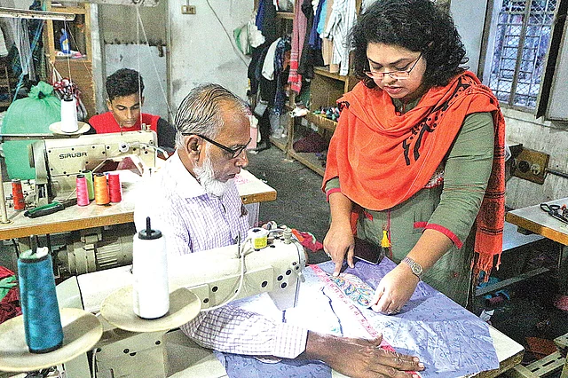 নিজের ব্যবসাপ্রতিষ্ঠানে কাজ বুঝিয়ে দিচ্ছেন ইয়াসমিন জামান।  ছবি: দিনার মাহমুদ
