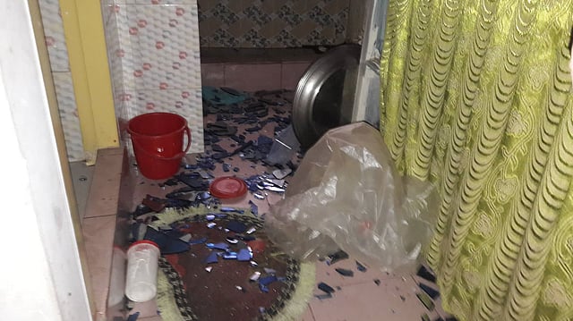 বিস্ফোরণে গুদামটির আশপাশের ৮-১০টি বাড়ির দেয়াল ক্ষতিগ্রস্ত হয়েছে। ছবি: ইকবাল হোসেন