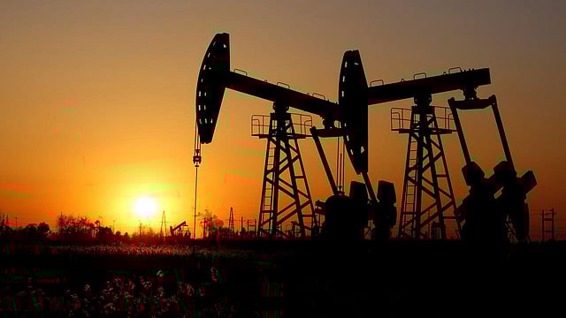 গতকাল আন্তর্জাতিক বাজারে ব্রেন্ট ক্রুড তেলের দাম ছিল প্রতি ব্যারেল ৬৮ ডলারের ওপরে। সোলাইমানিকে হত্যার পর দাম ৩ শতাংশ বেড়েছে। ছবি: রয়টার্স