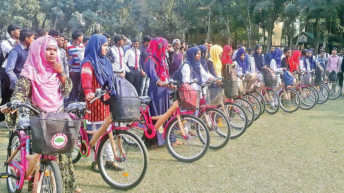 হাতে সাইকেল, চোখে স্বপ্ন। এখন আর কষ্ট করতে হবে না। গতকাল বিকেলে লালমনিরহাটের পাটগ্রাম সরকারি জসমুদ্দিন কাজী আবদুল গণি কলেজে। ছবি: প্রথম আলো
