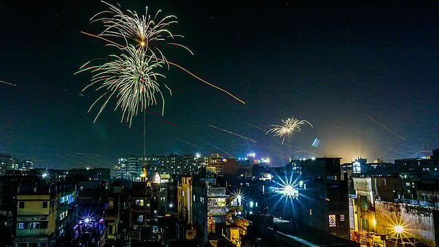 শুধু থার্টি ফাস্ট নাইটে নয়, সারা বছর নানান উৎসবে এভাবে রঙিন থাকে ঢাকা শহর। ছবি: দীপু মালাকার