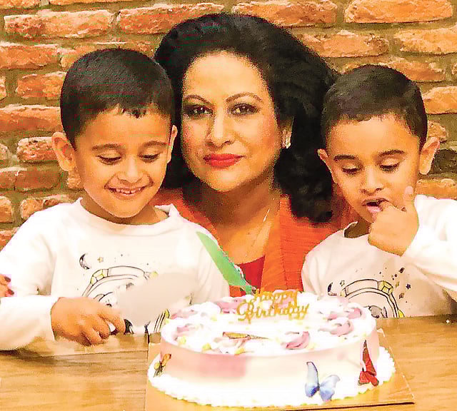 নাতিদের নিয়ে জন্মদিনের কেক কেটেছেন চম্পা।  ছবি: সংগৃহীত