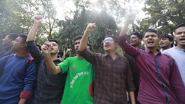 সহপাঠীকে ধর্ষণের প্রতিবাদে ক্যাম্পাসে শিক্ষার্থীদের বিক্ষোভ মিছিল। ছবি: শুভ্র কান্তি দাশ