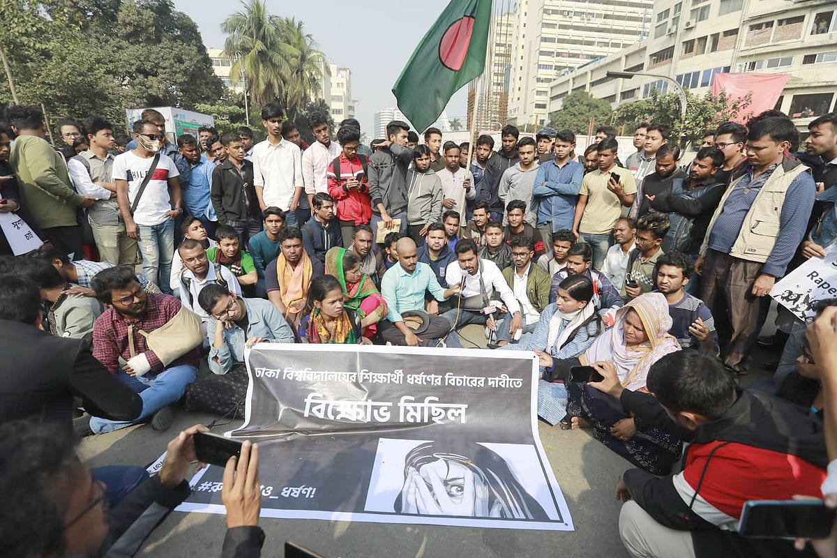 ঢাকা বিশ্ববিদ্যালয়ের ছাত্রীকে ধর্ষণের প্রতিবাদে রাজধানীর শাহবাগে সাধারণ শিক্ষার্থীদের অবরোধ। ছবি: শুভ্র কান্তি দাশ